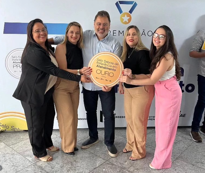 Equipe da Sala do Empreendedor segurando o Selo Ouro de Referência em Atendimento de 2024