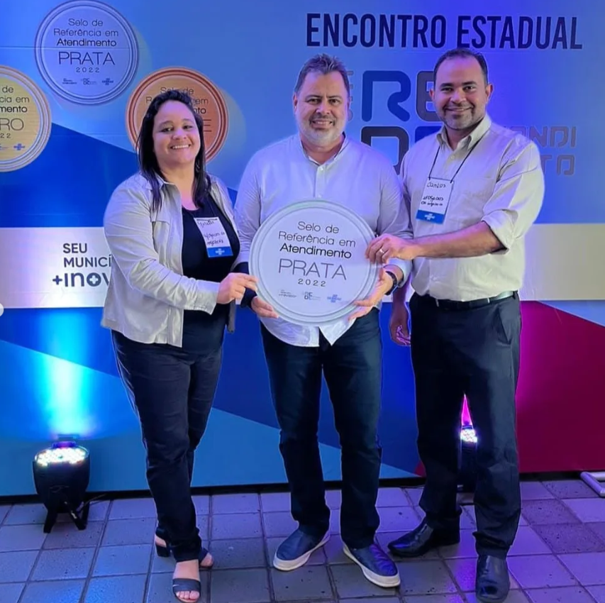 Equipe da Sala do Empreendedor recebendo o Selo Prata de Referência em Atendimento de 2022