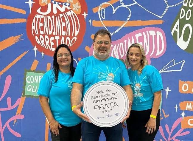 Equipe da Sala do Empreendedor segurando o Selo Prata de Referência em Atendimento de 2023