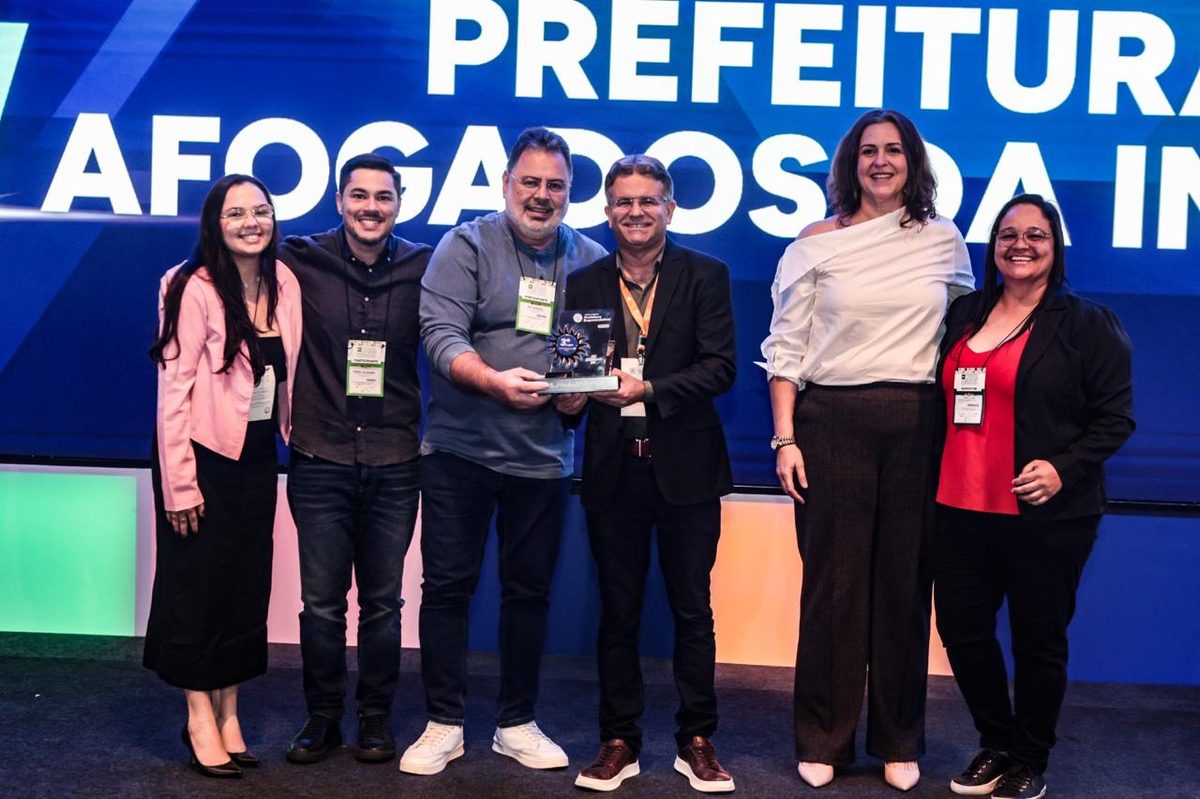 Equipe da Prefeitura de Afogados da Ingazeira no palco com o troféu do Prêmio Sebrae Prefeitura Empreendedora 2025