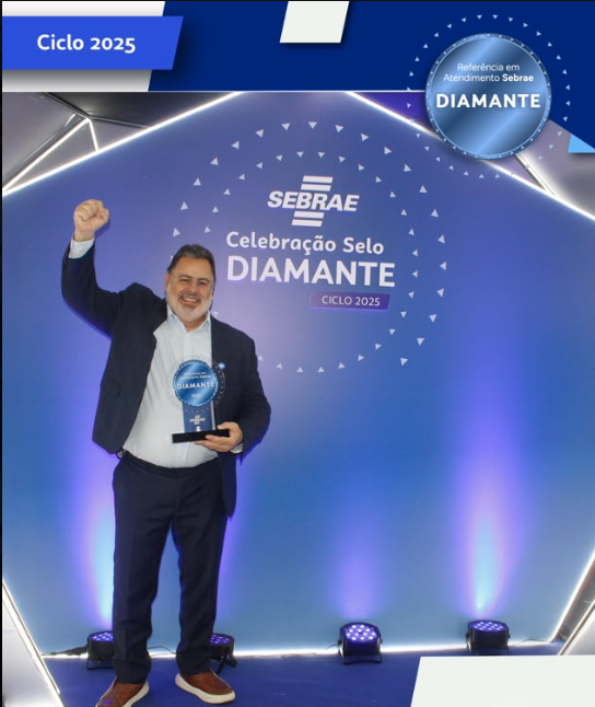 Celebração do Selo Diamante Sebrae, ciclo 2025, com o troféu no palco do evento